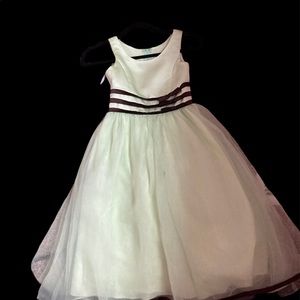 Lately used  good conditions brand is Alfred Angelo 100% polyester 100% nylon